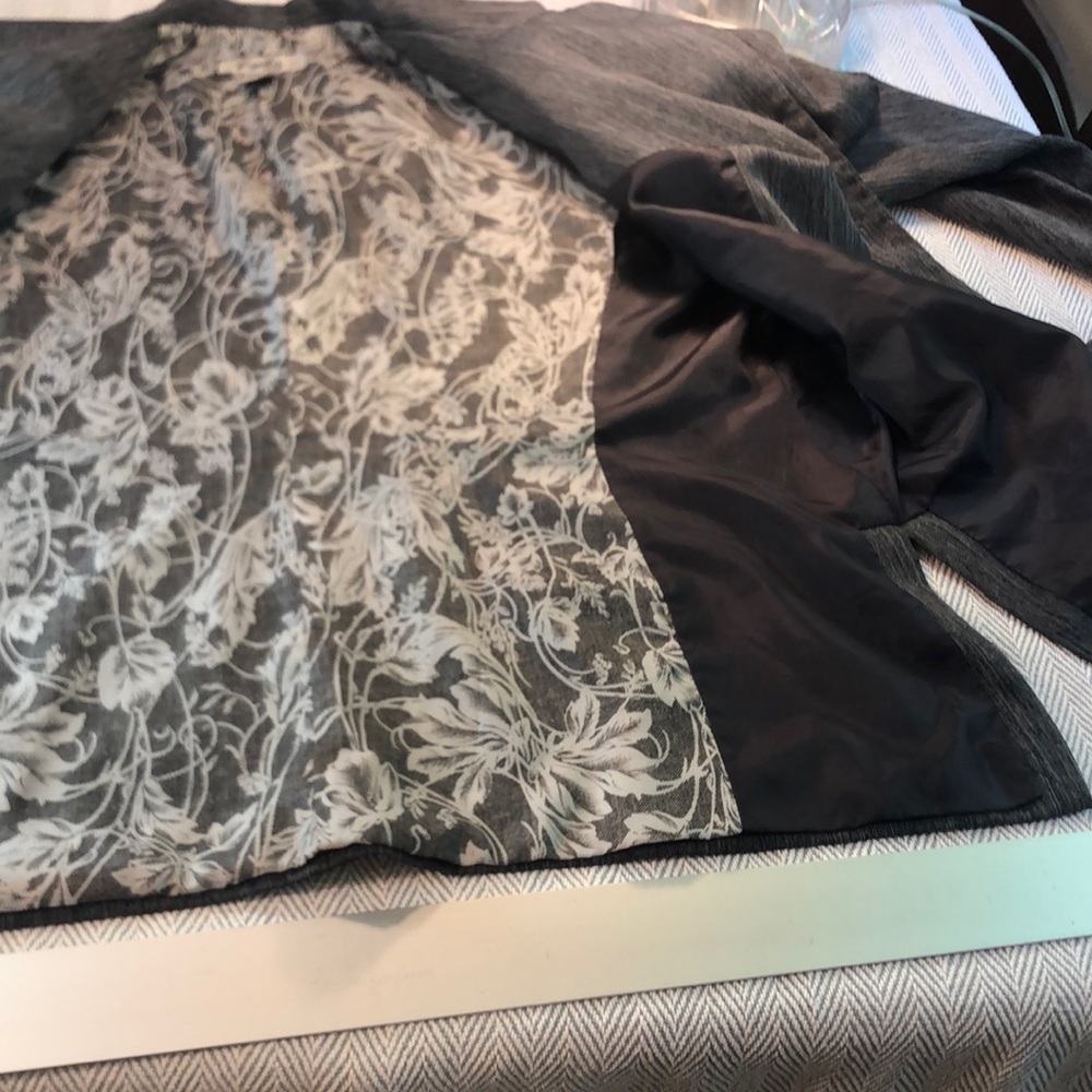 EMILY 18 W BLAZER JACKET GRAY Pit to Pit 23 1/2" Preworn top button is uneven - Picture 6 of 12